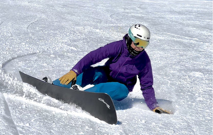 Rider carving on Oxess CX Pro snowboard – maximum grip, dampening, and precision turns.